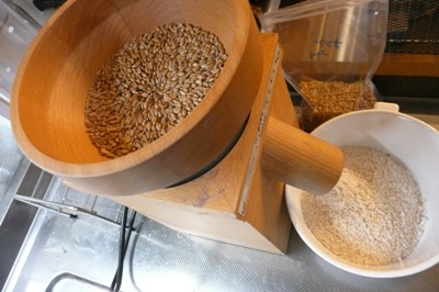 金沢大地の電動石臼キッチンミルでナンブ小麦玄麦を挽いてパン作り