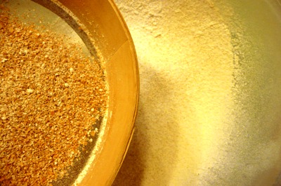 金沢大地の電動石臼キッチンミルでナンブ小麦玄麦を挽いてパン作り